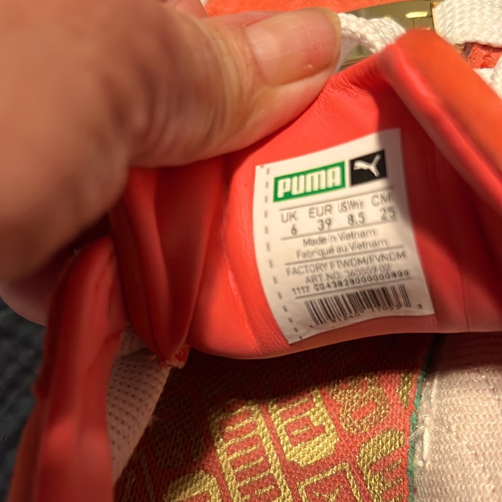 Ladie suede salmon 8.5 PUMA TENNIS SHOES - Picture 4 of 8